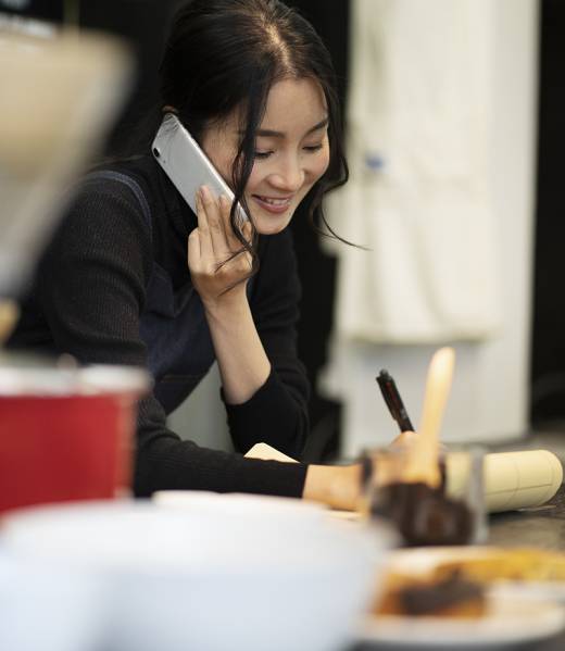 japanese-woman-talking-smartphone-restaurant